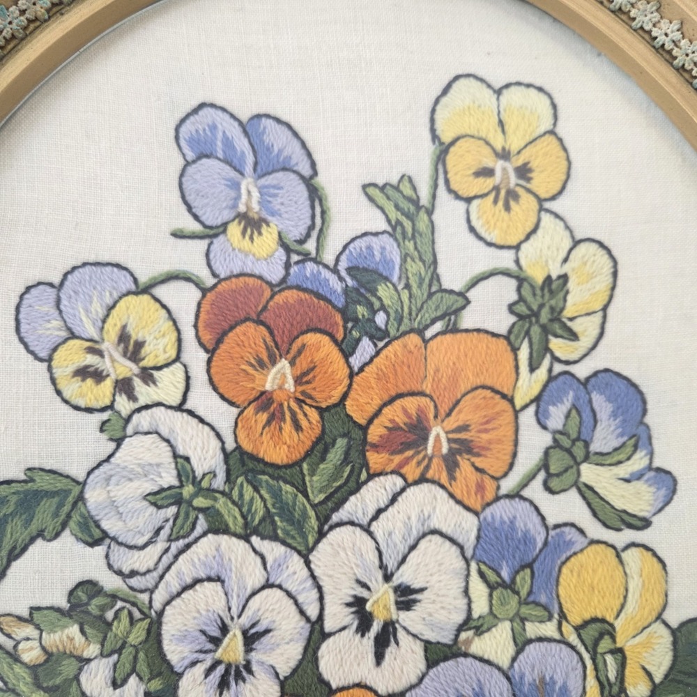 Vintage Oval Framed Floral Pansies Needlepoint Wall Hanging Cottagecore - Picture 3 of 10